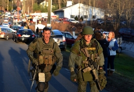 Vojáci u školy ve městě Newtown, kde se střelba odehrála.